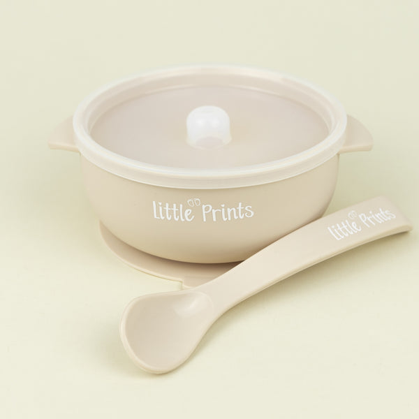 Set diversificare bol cu capac + lingurita silicon cu ventuza anti-alunecare Little Prints - Soft Latte